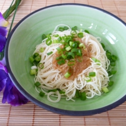 こんにちわ！暑い日には、やはりそうめんですね〜 (o⌒∇⌒o)なめ茸に味が付いているので、それだけで美味しかったです♪簡単で1人ランチにぴったり☆ごちそう様〜♥